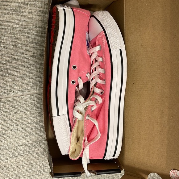 lightly worn womens 10.5 pink high top converse - Picture 2 of 3